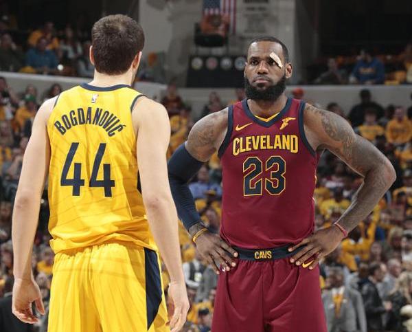 终于赢下抢七大战，季后赛首轮，詹姆斯就拼到抽筋了