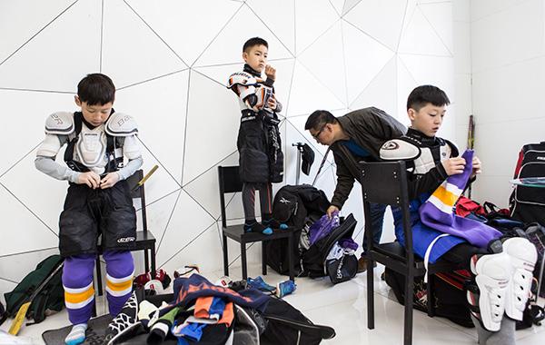 冰球少年的烦恼：场馆稀缺家长出钱建，没好教练只能出国