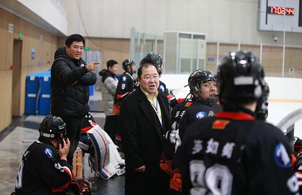 冰球少年的烦恼：场馆稀缺家长出钱建，没好教练只能出国