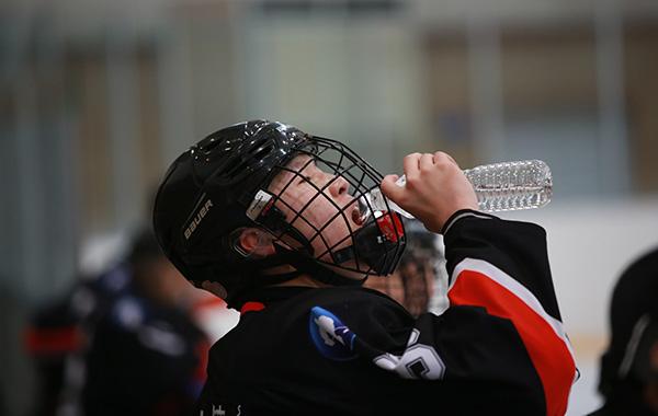 冰球少年的烦恼：场馆稀缺家长出钱建，没好教练只能出国