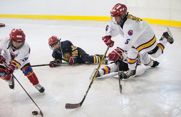 冰球少年的烦恼：场馆稀缺家长出钱建，没好教练只能出国