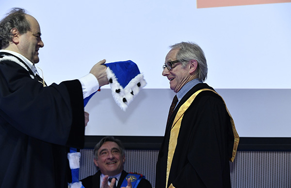 反犹疑云生事端，英国名导杠上比利时首相