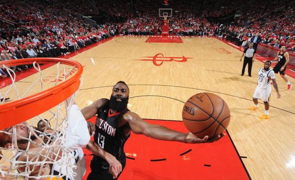 还记得被13号新秀支配的恐惧吗？米切尔聆听着科比的训诫