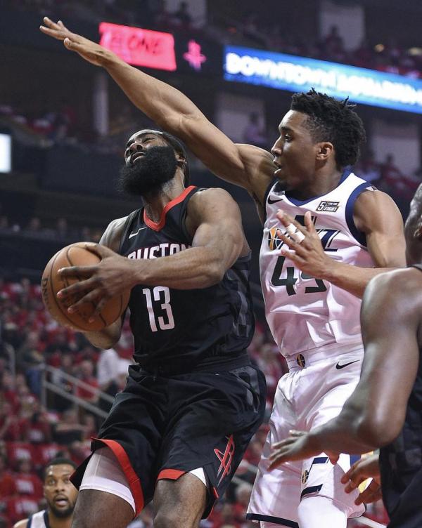 还记得被13号新秀支配的恐惧吗？米切尔聆听着科比的训诫