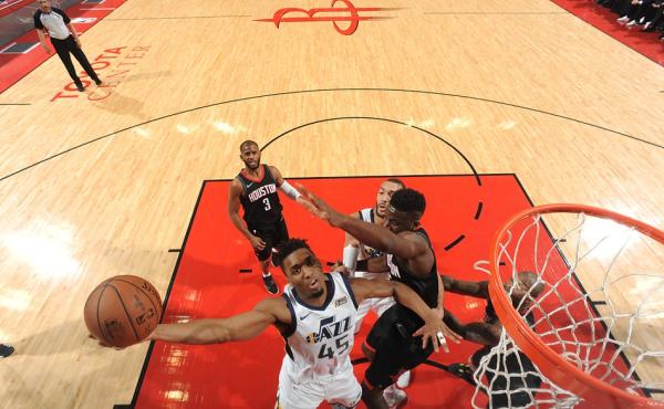 还记得被13号新秀支配的恐惧吗？米切尔聆听着科比的训诫