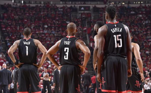 还记得被13号新秀支配的恐惧吗？米切尔聆听着科比的训诫