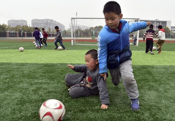 这则新闻刷屏体育老师朋友圈，校园体育意外事故究竟谁担责