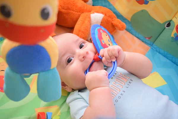 问答｜儿童窒息意外多，婴儿床上能放玩偶吗？