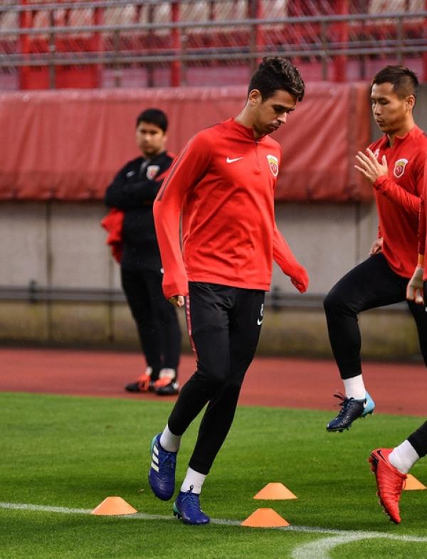 大战在即却遇外援伤缺，上港能打破日本客场魔咒吗