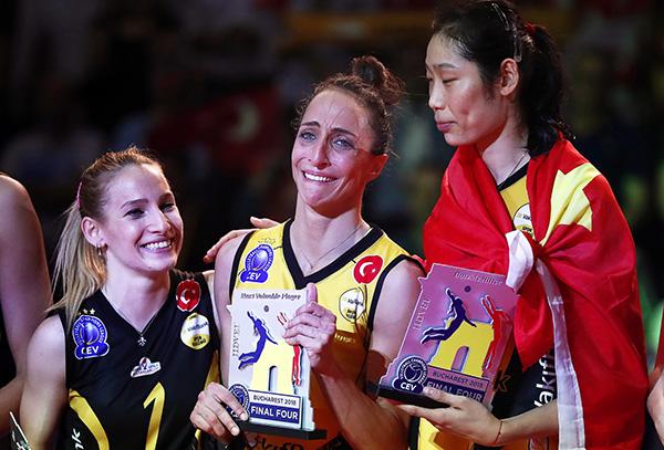 郎平一声召唤，“铁人”朱婷回国报道：一切听从郎导的安排