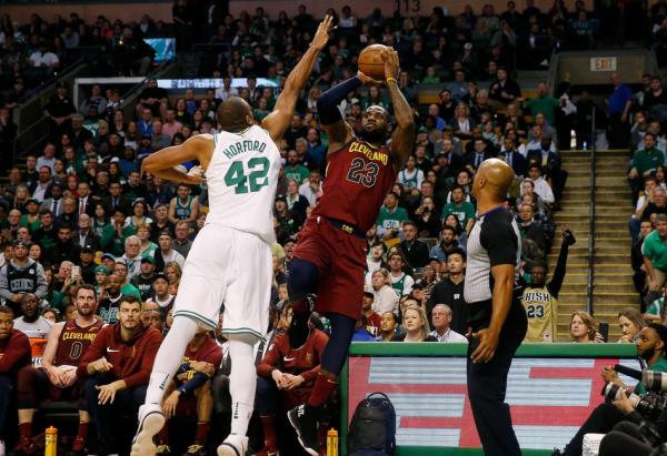 骑士东决惨败凯尔特人：詹姆斯遇上克星，全场仅得15分