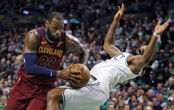 骑士东决惨败凯尔特人：詹姆斯遇上克星，全场仅得15分