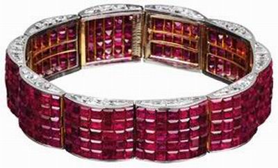 这场集合了360多件古董珠宝的展览，见证百年珠宝风格变迁