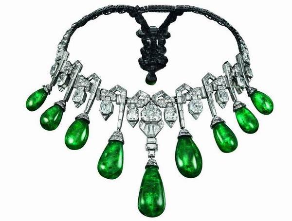 这场集合了360多件古董珠宝的展览，见证百年珠宝风格变迁