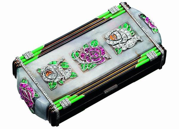 这场集合了360多件古董珠宝的展览，见证百年珠宝风格变迁