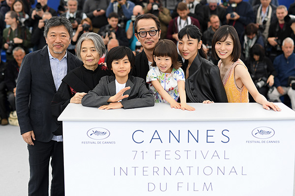 是枝裕和新作《小偷家族》首映，松冈茉优泪洒发布会