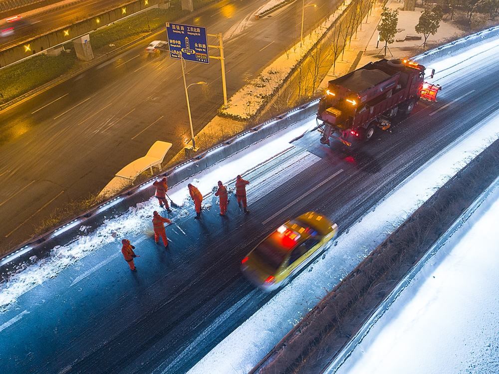 南通市城乡建设局 董莉 风雪中的市政人 13962976138作品说明一场大雪急降，为保畅通，.jpg