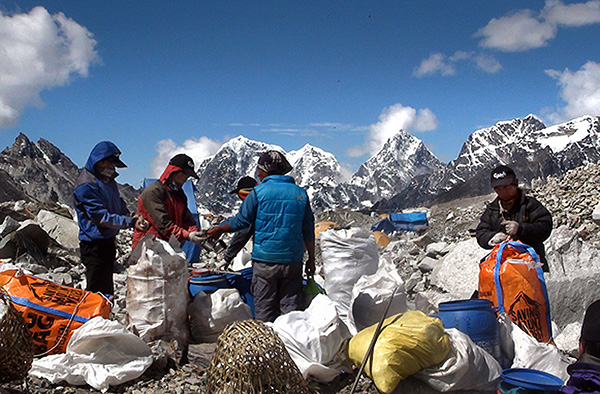 拯救“世界垃圾场”珠穆朗玛峰：它成了最高的粪坑