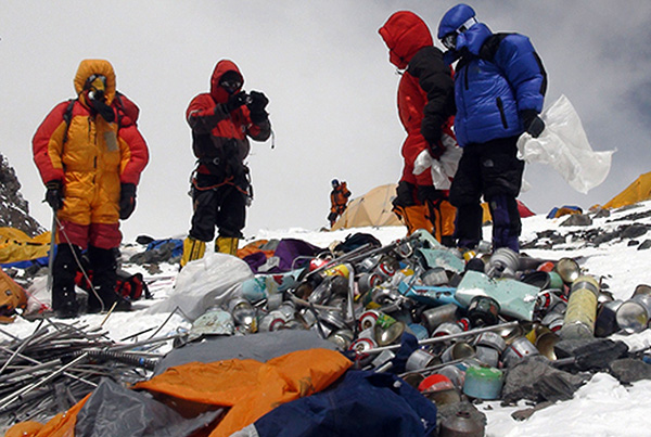 拯救“世界垃圾场”珠穆朗玛峰：它成了最高的粪坑