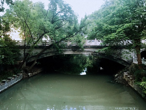 如何在扬州读史，又不去挤游客的闹忙