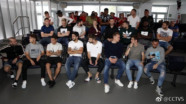 巴萨为伊涅斯塔举办告别仪式，老队友哈维、埃托奥等人出席