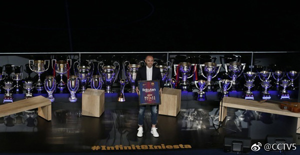 巴萨为伊涅斯塔举办告别仪式，老队友哈维、埃托奥等人出席