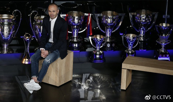 巴萨为伊涅斯塔举办告别仪式，老队友哈维、埃托奥等人出席