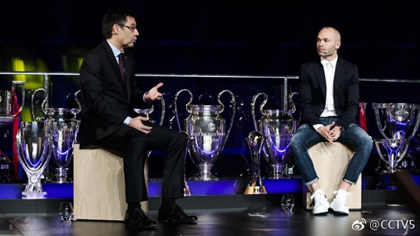 巴萨为伊涅斯塔举办告别仪式，老队友哈维、埃托奥等人出席