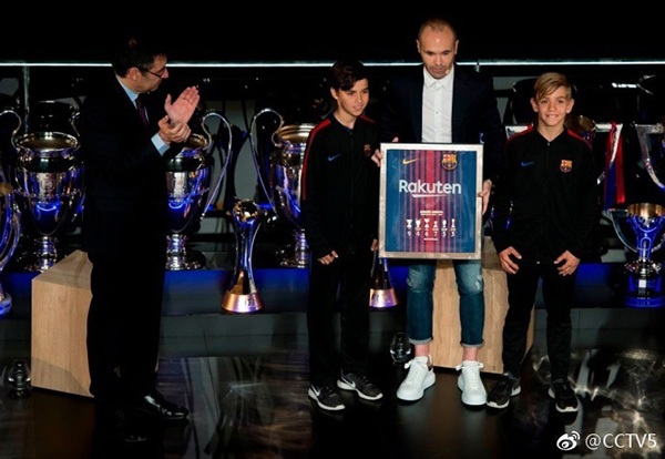 巴萨为伊涅斯塔举办告别仪式，老队友哈维、埃托奥等人出席