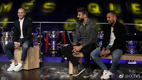 巴萨为伊涅斯塔举办告别仪式，老队友哈维、埃托奥等人出席