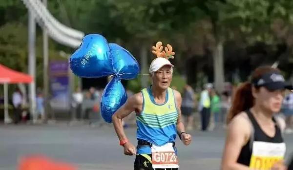 七旬“少年”爱跑马，他还在美国创造了纪录