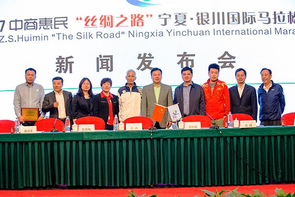 七旬“少年”爱跑马，他还在美国创造了纪录