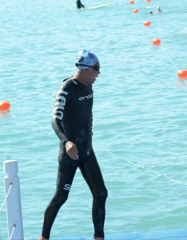 七旬“少年”爱跑马，他还在美国创造了纪录