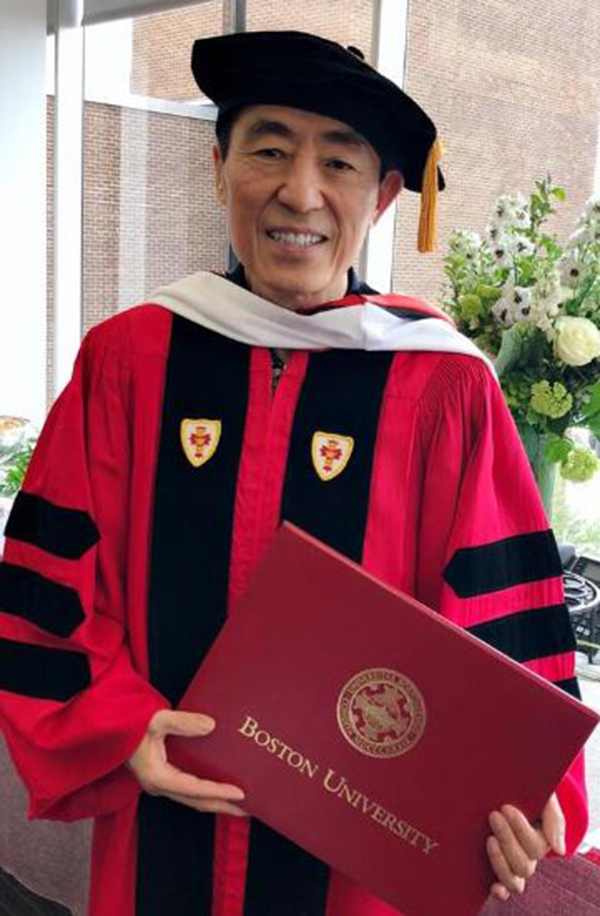 美国波士顿大学授予张艺谋荣誉博士学位