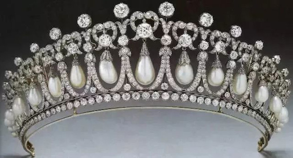 英王室的珠宝传奇，从梅根王妃的婚礼冠冕说起