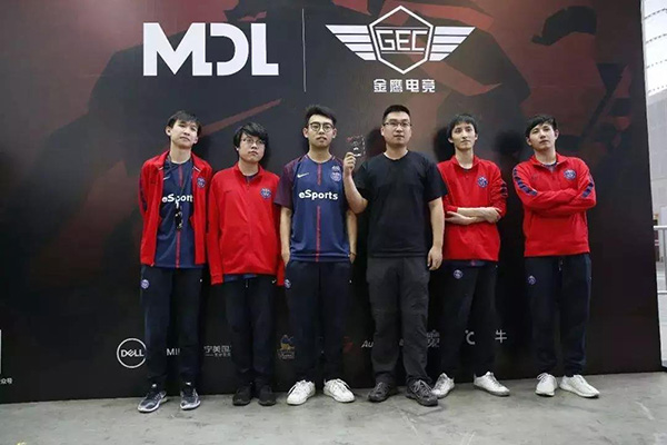 中国电竞夺冠引爆大学校园，社交网络热搜超越科比退役