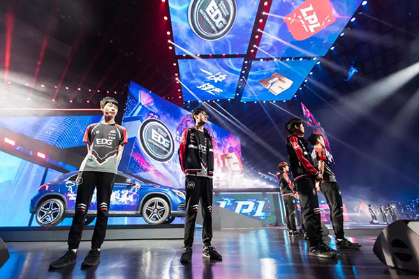 中国电竞夺冠引爆大学校园，社交网络热搜超越科比退役