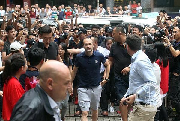 伊涅斯塔加盟日本J联赛神户胜利船，当初说好的来中超呢？