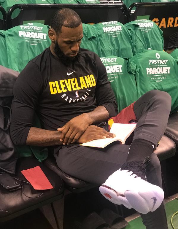 詹姆斯东决赛前看小说，这本奇幻著作早已打动科比莎娃