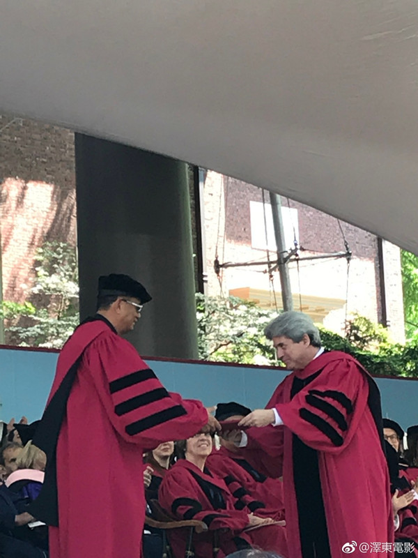 王家卫导演获哈佛大学文学荣誉博士学位