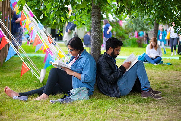 英国海伊文学节今日开幕，一场思想的伍德斯托克式狂欢