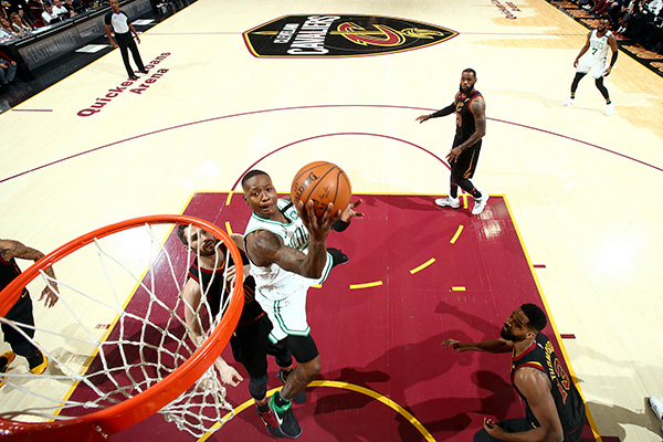 铁打的詹姆斯！46分钟46分，他把东决拖入抢七大战