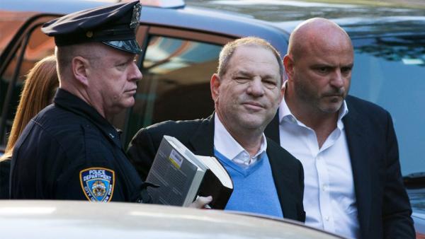 带着三本书，哈维·韦恩斯坦向警方主动投案