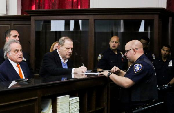 带着三本书，哈维·韦恩斯坦向警方主动投案