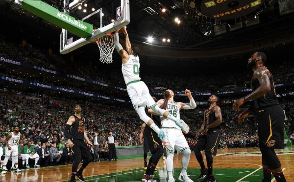 打满48分钟！詹姆斯连续8年闯入总决赛，东部还是你的天下