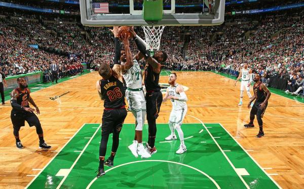 打满48分钟！詹姆斯连续8年闯入总决赛，东部还是你的天下