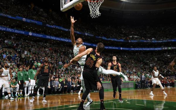 打满48分钟！詹姆斯连续8年闯入总决赛，东部还是你的天下