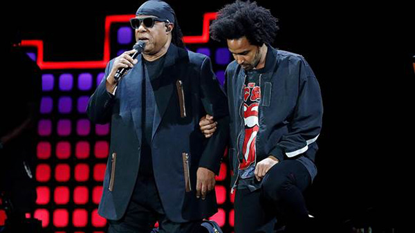 严禁“奏国歌期间单膝跪地”，特朗普和NFL的战争还没完