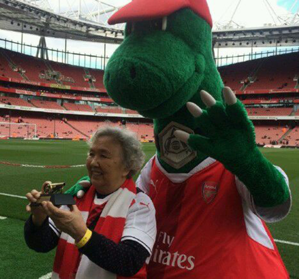 对话“枪迷”刘奶奶：80岁了，我把一腔热血献给阿森纳