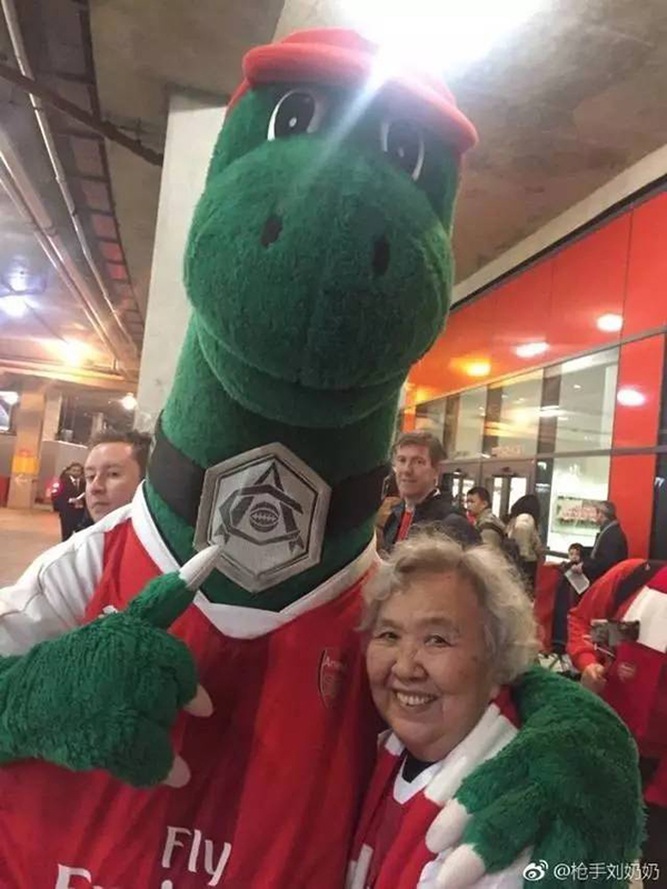 对话“枪迷”刘奶奶：80岁了，我把一腔热血献给阿森纳